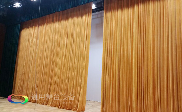 舞臺大幕舞臺阻燃幕布www.tywt.cn、二、三道幕等分割表演區(qū)域，移換場景不間斷