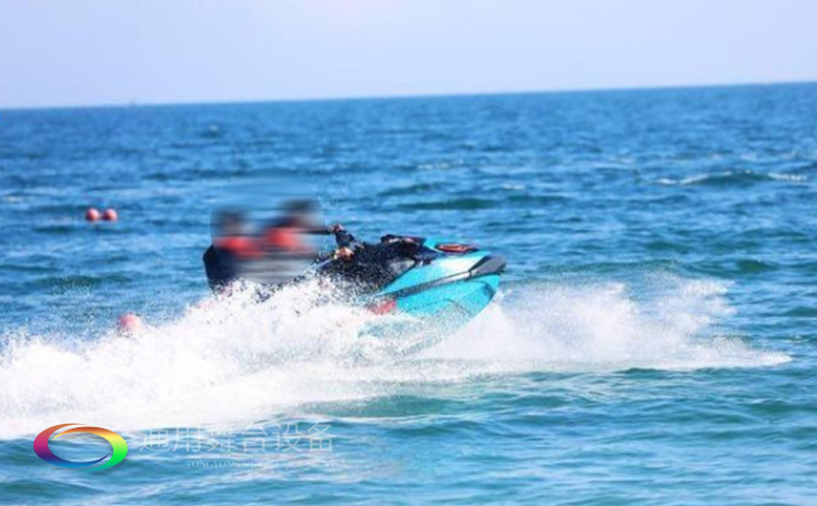 金沙灣藍(lán)騎士水上運(yùn)動(dòng)中心舞臺(tái)項(xiàng)目通用舞臺(tái)提供舞臺(tái)設(shè)計(jì)、舞臺(tái)幕布、燈光、機(jī)械以及控制系統(tǒng)等施工內(nèi)容,項(xiàng)目現(xiàn)已圓滿完工。