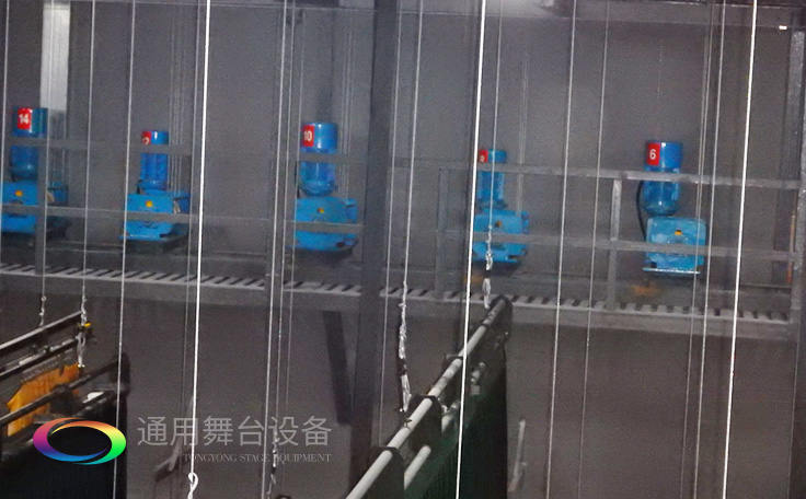 十余年銳意攀登,奮發(fā)圖強(qiáng)!舞臺(tái)幕布、機(jī)械等一站式選購供應(yīng)商,舞臺(tái)機(jī)械、音響、燈光工程設(shè)計(jì)施工承包壹級(jí)資質(zhì)——通用舞臺(tái)