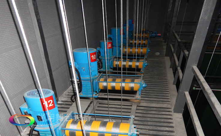 十余年銳意攀登,奮發(fā)圖強(qiáng)!舞臺(tái)幕布、機(jī)械等一站式選購供應(yīng)商,舞臺(tái)機(jī)械、音響、燈光工程設(shè)計(jì)施工承包壹級(jí)資質(zhì)——通用舞臺(tái)