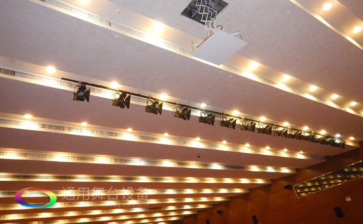 十余年銳意攀登,奮發(fā)圖強(qiáng)!舞臺(tái)幕布、機(jī)械等一站式選購供應(yīng)商,舞臺(tái)機(jī)械、音響、燈光工程設(shè)計(jì)施工承包壹級(jí)資質(zhì)——通用舞臺(tái)