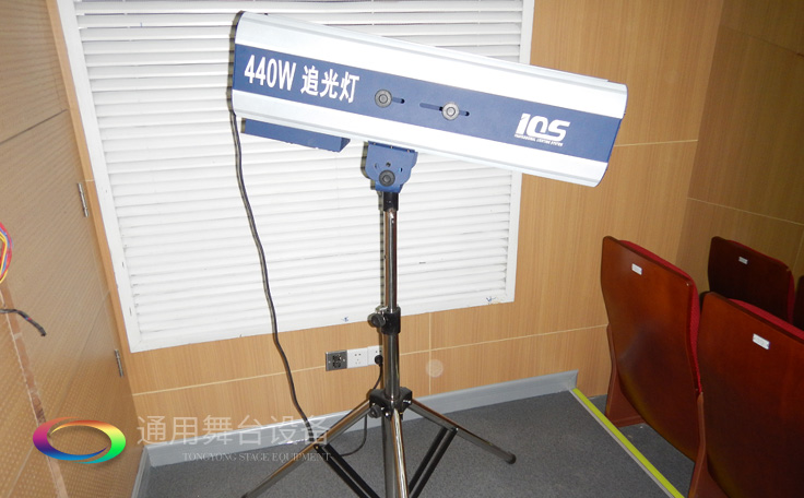 十余年銳意攀登,奮發(fā)圖強(qiáng)!舞臺(tái)幕布、機(jī)械等一站式選購供應(yīng)商,舞臺(tái)機(jī)械、音響、燈光工程設(shè)計(jì)施工承包壹級(jí)資質(zhì)——通用舞臺(tái)