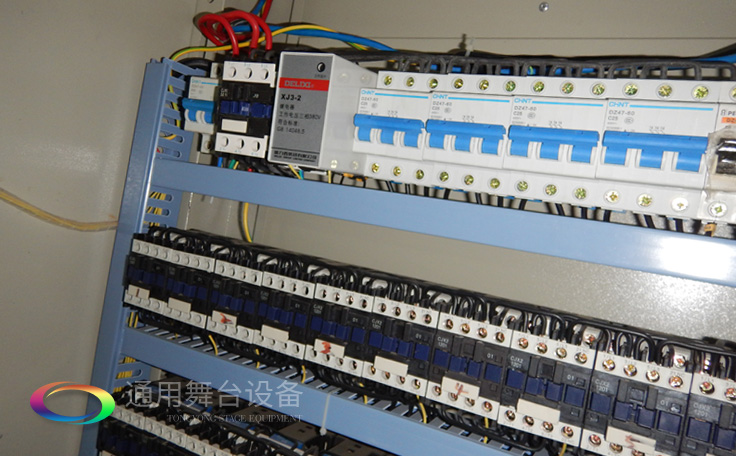 十余年銳意攀登,奮發(fā)圖強(qiáng)!舞臺(tái)幕布、機(jī)械等一站式選購供應(yīng)商,舞臺(tái)機(jī)械、音響、燈光工程設(shè)計(jì)施工承包壹級(jí)資質(zhì)——通用舞臺(tái)