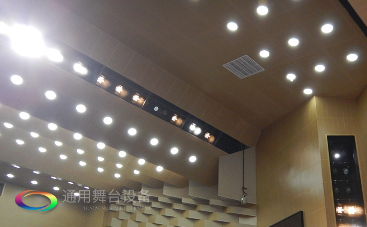 科學(xué)計劃工期、合理交叉施工，保質(zhì)保量順利完成工程的交付！通用舞臺阻燃幕布承接羊城廣州培英中學(xué)報告廳項目！