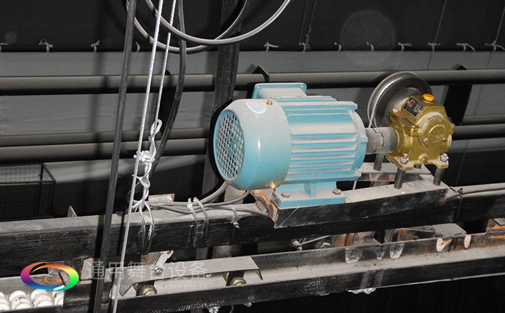 科學(xué)計劃工期、合理交叉施工，保質(zhì)保量順利完成工程的交付！通用舞臺阻燃幕布承接羊城廣州培英中學(xué)報告廳項目！