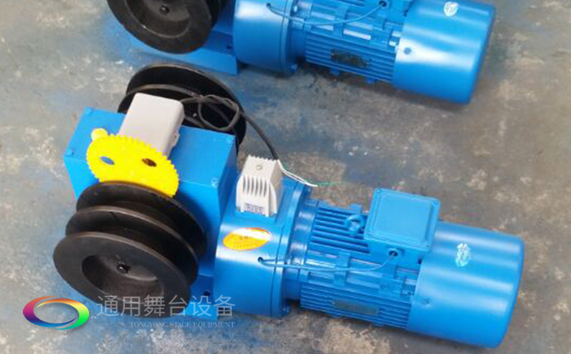 通用舞臺吊桿高標準承接廣州市培英中學報告廳項目，大屏幕顯示系統、音頻擴聲系統、燈光系統、舞臺吊桿及機械等多系統相互協作