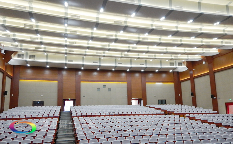 通用舞臺吊桿承接廣州市培英中學，大屏幕顯示系統、音頻擴聲系統、燈光系統、舞臺吊桿及機械等多系統相互協作