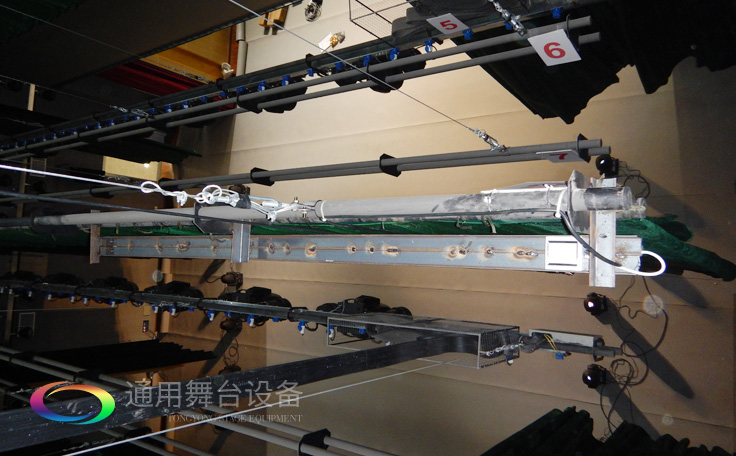 珠海一中多功能文體中心由通用舞臺吊桿設(shè)計(jì),安裝與施工,項(xiàng)目現(xiàn)已竣工投入使用中!全面滿足了學(xué)術(shù)報(bào)告、技術(shù)培訓(xùn)、文藝演出等活動需求!