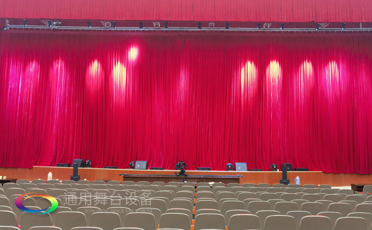 舞臺(tái)大幕機(jī)械——舞臺(tái)上使用頻繁的機(jī)械之一,在鏡框式臺(tái)口的舞臺(tái)上用來(lái)分隔演員與觀眾,演出中換場(chǎng)