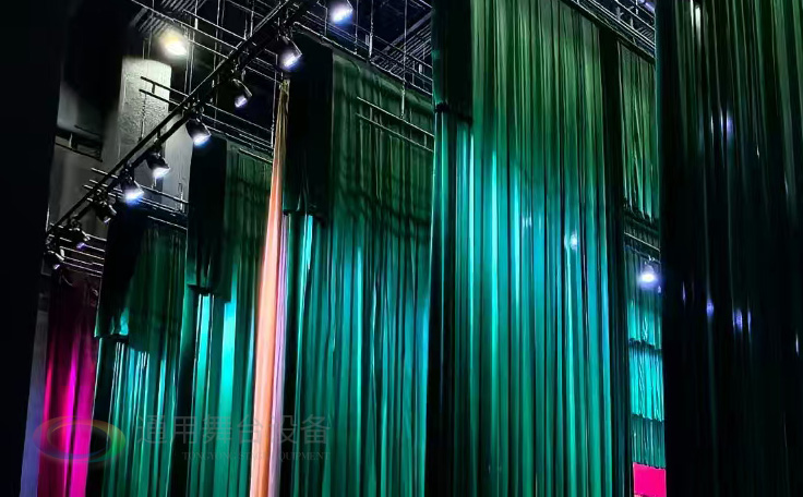 通用舞臺(tái)承建寧夏星海中學(xué)報(bào)告廳舞臺(tái)吊桿、幕布項(xiàng)目圓滿竣工