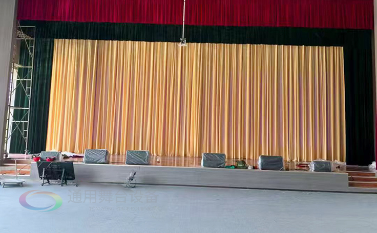 通用舞臺承建江蘇某學院報告廳項目，包括舞臺燈光、舞臺吊桿、幕布等核心設備的設計與安裝
