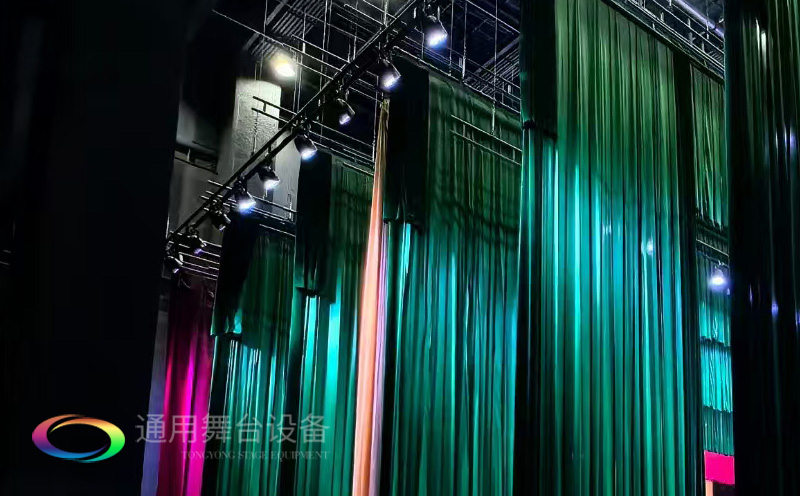 打造區(qū)域性融媒體綜合服務(wù)的新標(biāo)桿！曲靖融媒體中心全新舞臺幕布系統(tǒng)投入使用