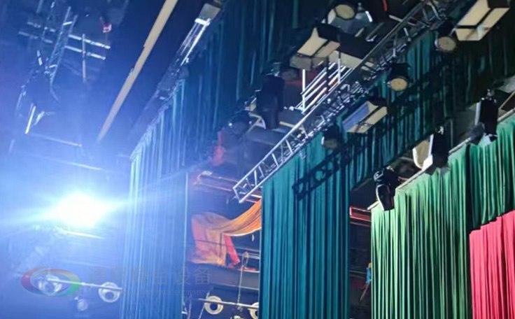 戴南文化藝術中心舞臺機械 舞臺吊桿 幕布項目 助力本地文化演出升級，為觀眾帶來更優質的視聽體驗！